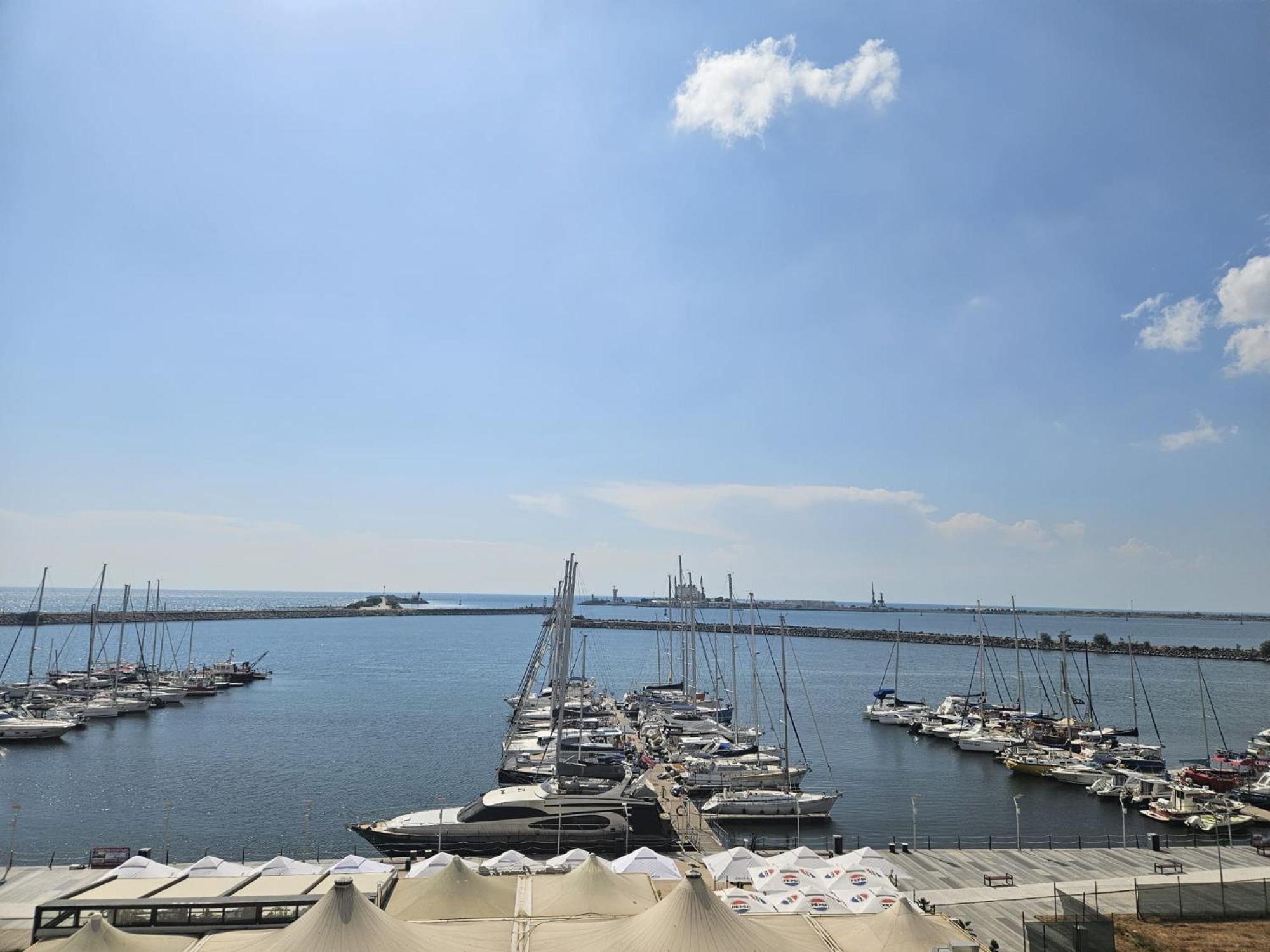 Blue Marina Sea View Apartment มันกาเลีย ภายนอก รูปภาพ